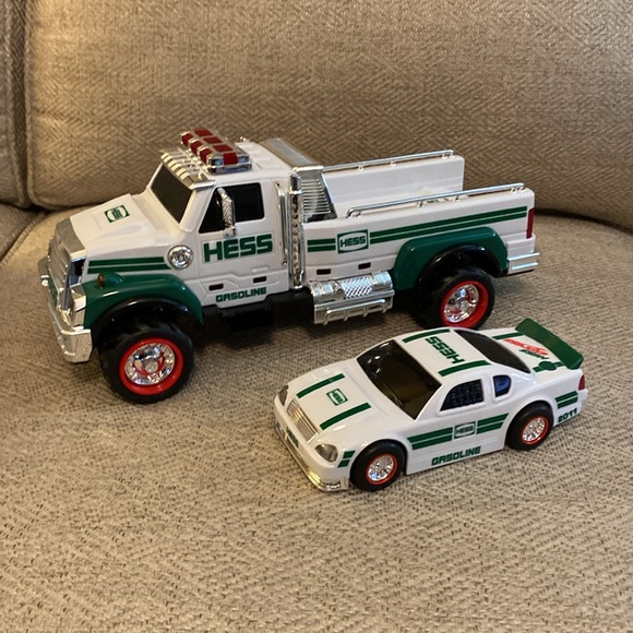 Vintage 2011 Collectable Hess toy Truck and Race Car. - Picture 5 of 7